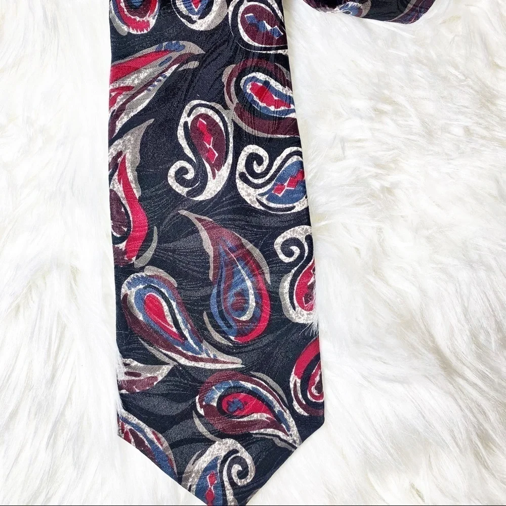 BLOOMINGDALES 100%‎ Italian Silk Vintage Red & Black Paisley Neck Tie